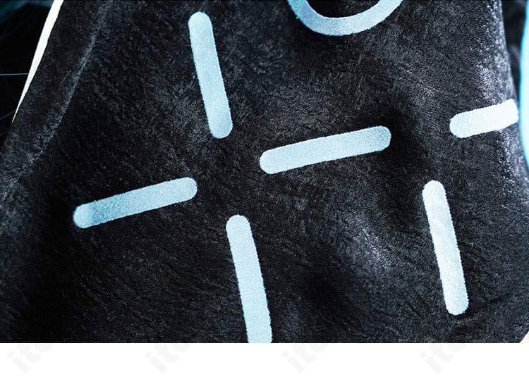 手袋・袖口など服飾小物の近接ショット。縫製の仕上がりと素材感を提示。