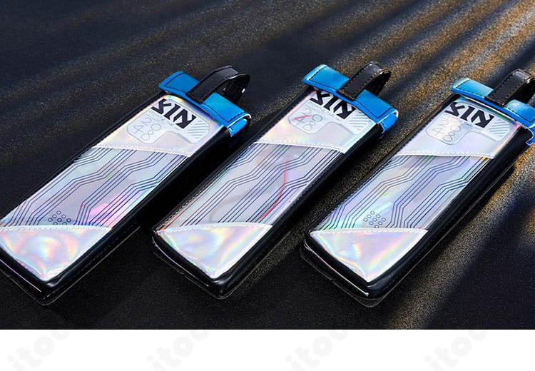 腰のベルトとポーチ、吊り下げ装飾の詳細。実用性とデザイン性の両立を表現。