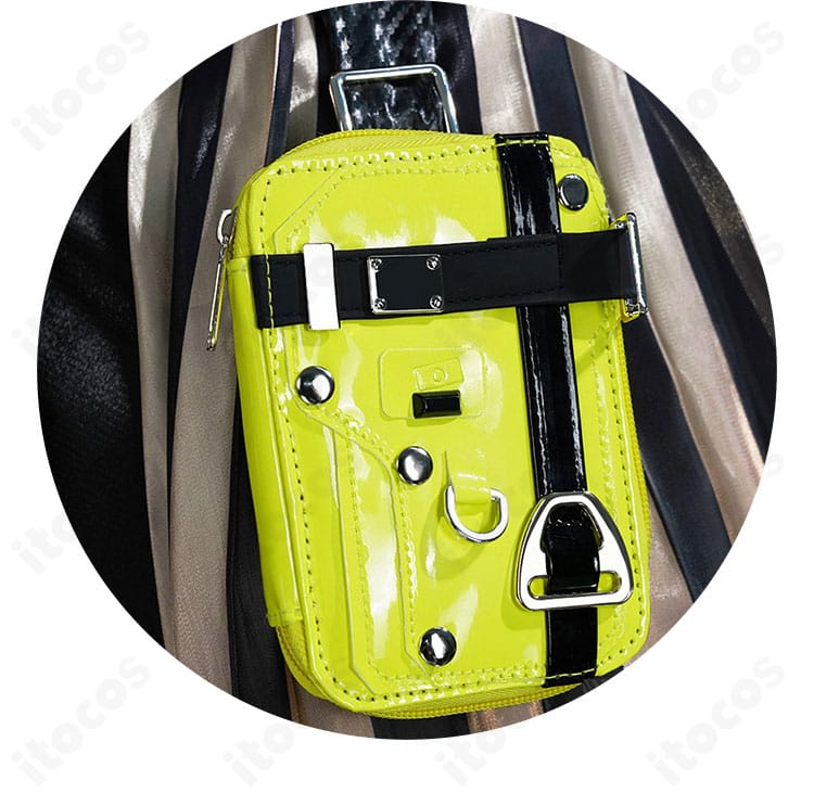 衣装付属のポーチ・バッグ系アクセサリーのディテール。収納口や質感を表示。