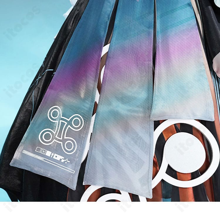 裾周りの飾りと縁取りデザイン。ハリ感のある生地で広がる裾の質感を表現。