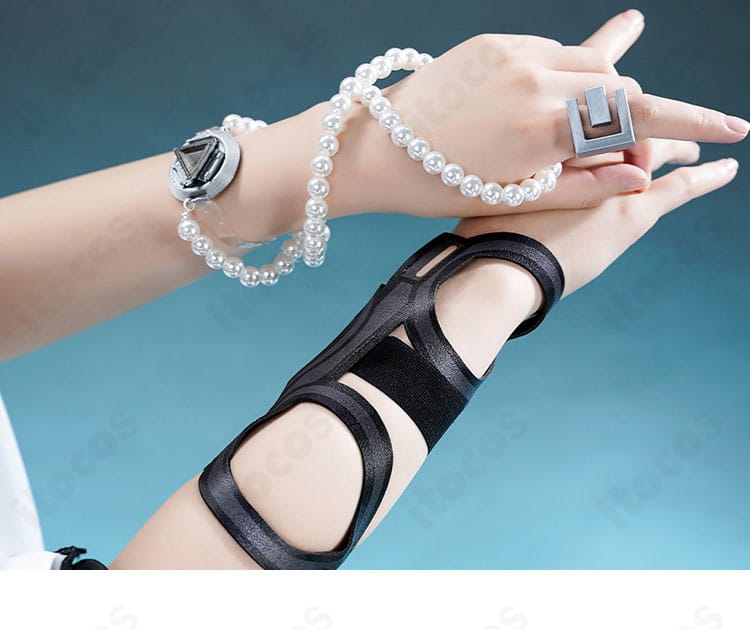 手首飾りと指輪のアップ。アクセサリーの形状と輝きが分かる詳細写真。