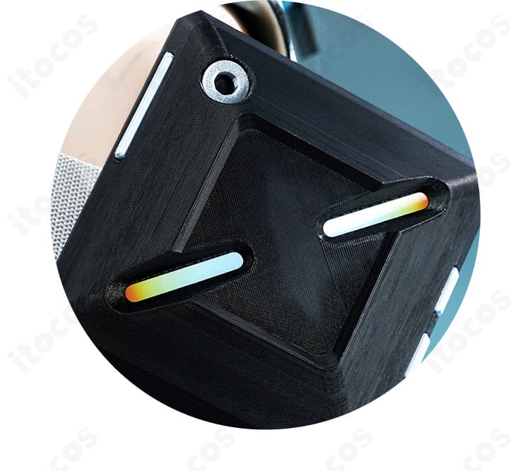 肩周りの装飾ディテール。ショルダーパーツの立体感とラインを確認できる。