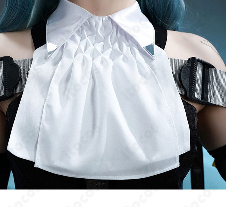 襟元とスカーフ風装飾のディテール。模様と留め具の再現に焦点を当てたアップ。