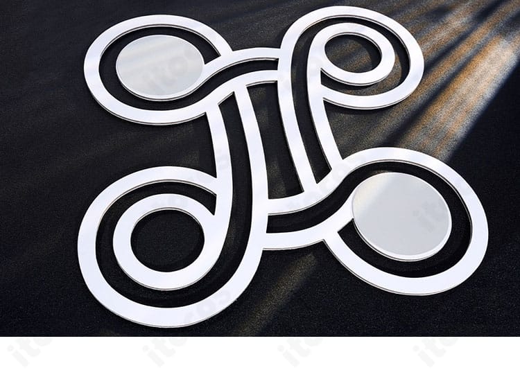 スカート飾りの拡大。レイヤードの重なりとアクセントカラーの配置を強調。