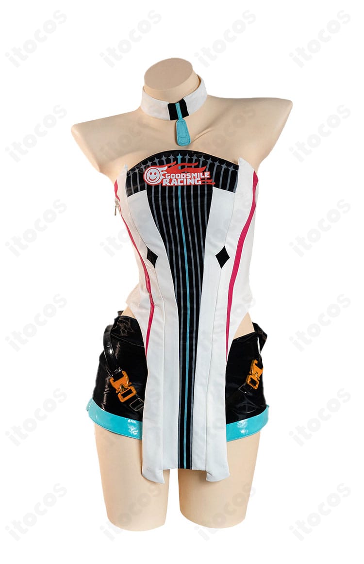 初音ミク レーシングミク 2026Ver. コスプレ衣装の正面全体。トップスとショートパンツのライン配置が分かる画像。