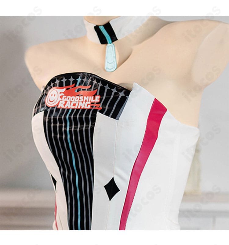 襟元装飾のディテール。レーシングテイストの意匠と質感が分かる初音ミク 2026Ver. の近接写真。