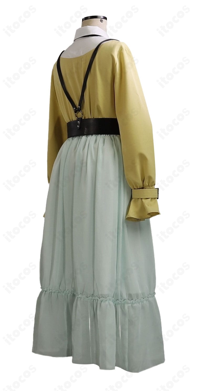 スカートのプリーツピッチと落ち感、ベルト位置のバランスが見える寄りカット