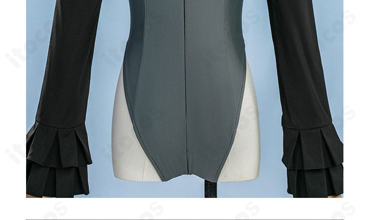 インナー襟元の装飾ディテール。フロントの意匠と縫製の整いを近接で表示