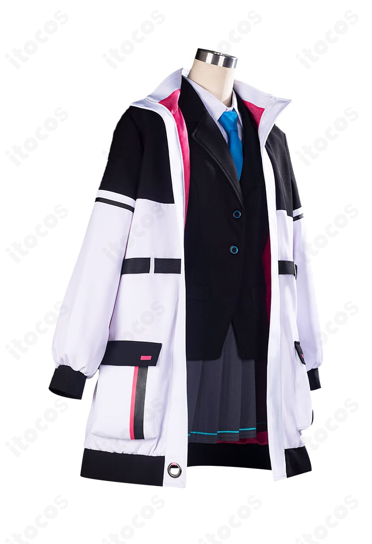 ブルーアーカイブ ケイ 制服コスプレの側面ディテール。コートの落ち感とスカートプリーツの立ち上がりを強調。
