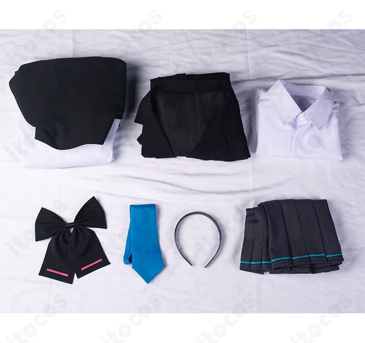 ブルーアーカイブ ケイ 制服コスプレのセット内容一式。カチューシャ、コート、ブレザー、シャツ、スカート、ネクタイ、髪飾りを並べて撮影。
