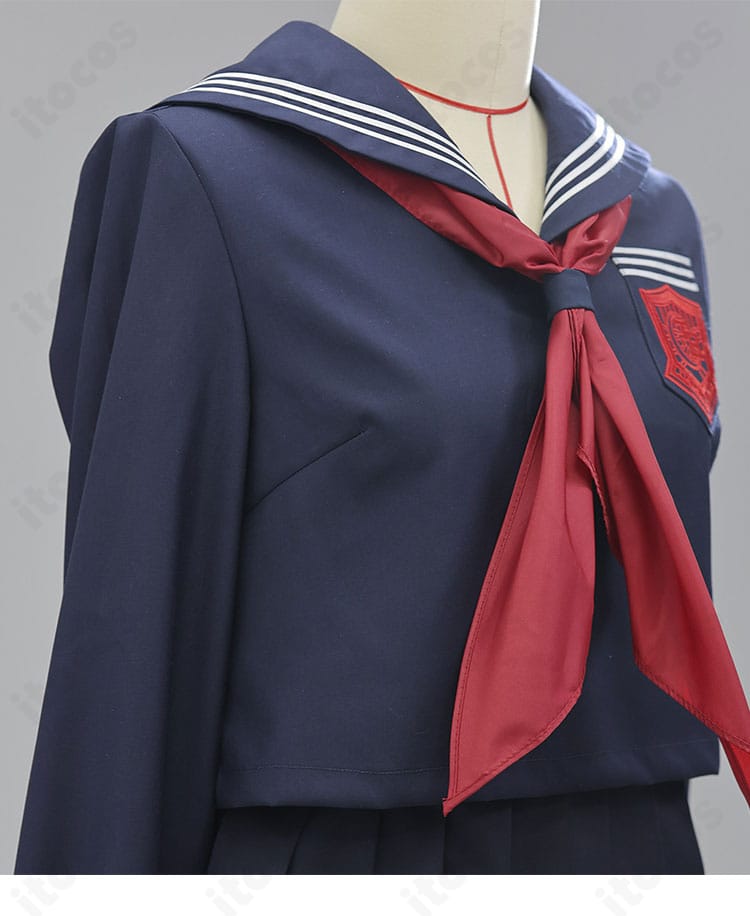 肩から袖にかけての縫製とライン装飾のアップ。自然な落ち感と通気性のあるTR生地の質感が分かる画像。