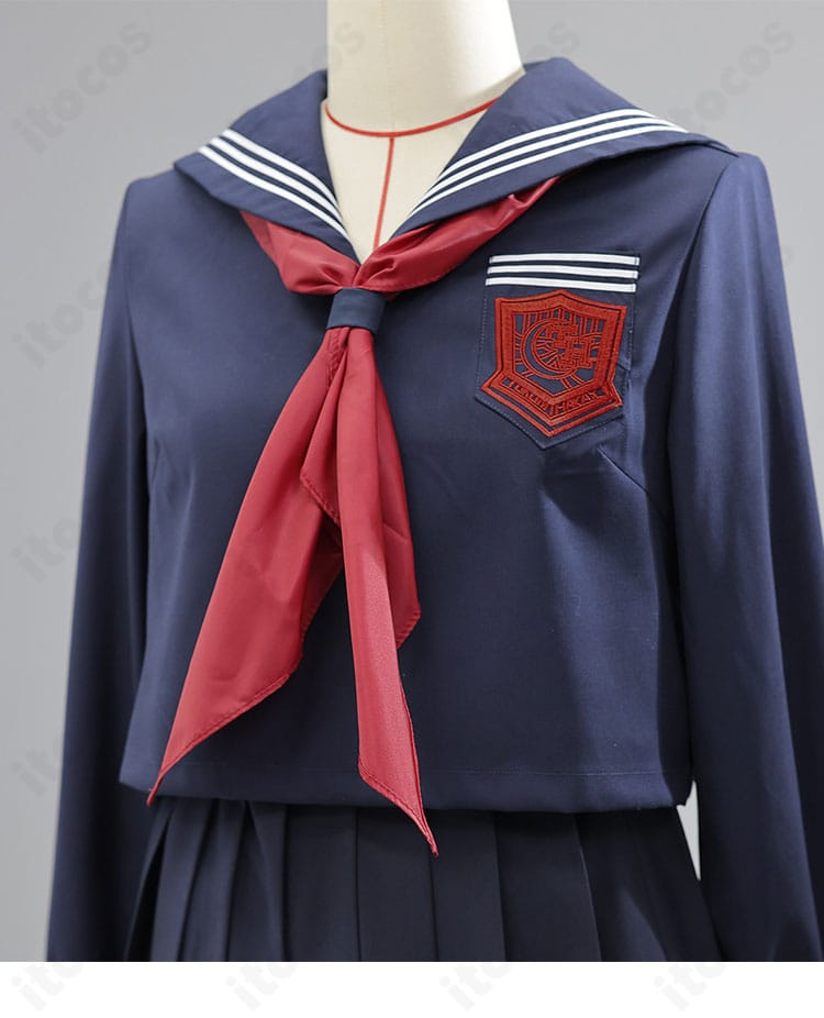 セーラー襟とスカーフ結びのディテール。月の裏側の記憶の配色再現と襟線の幅感が分かる近接カット。