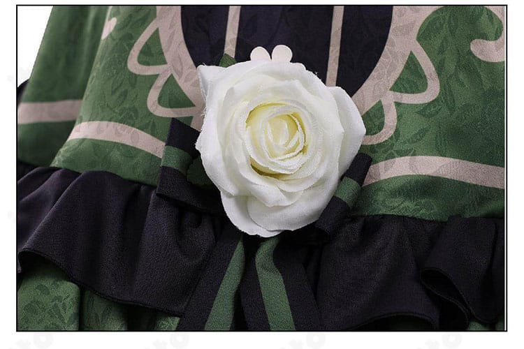 スカート右側の白い花飾り。花弁の立体感と留め付け位置が分かる接写