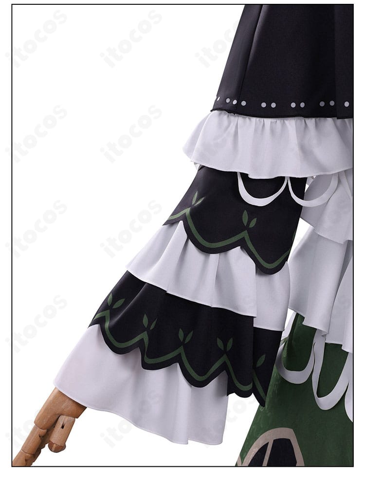 袖口装飾の拡大。カフの切替と装飾ラインの縫製が見える画像