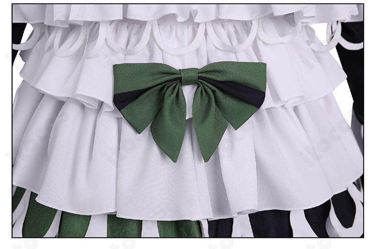 スカート裾の蝶結び装飾。レースとリボンの重なりが分かるディテール