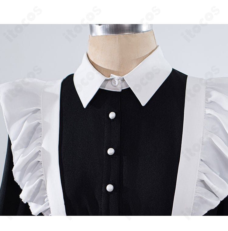 衣襟と装飾のディテール。蝶結び、襟元のステッチ、フリーレン用耳飾りの質感を捉えた接写。