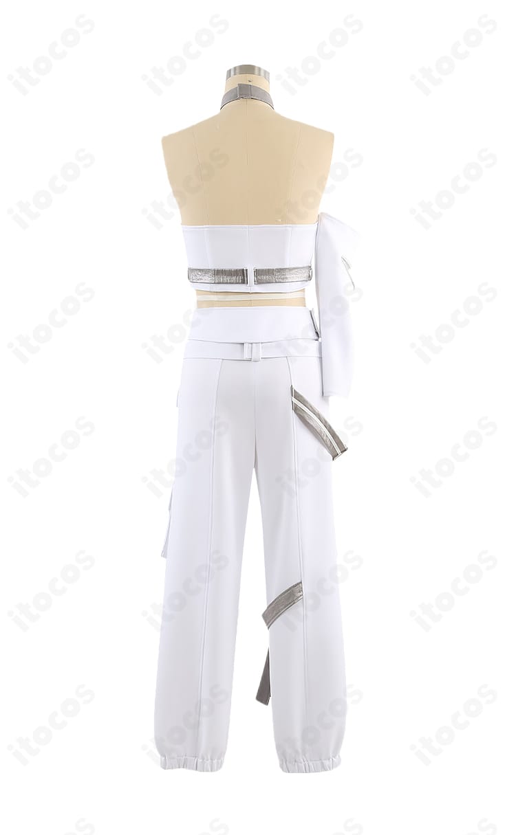 背面全体:ベストの背面カッティングとパンツ後ろのライン