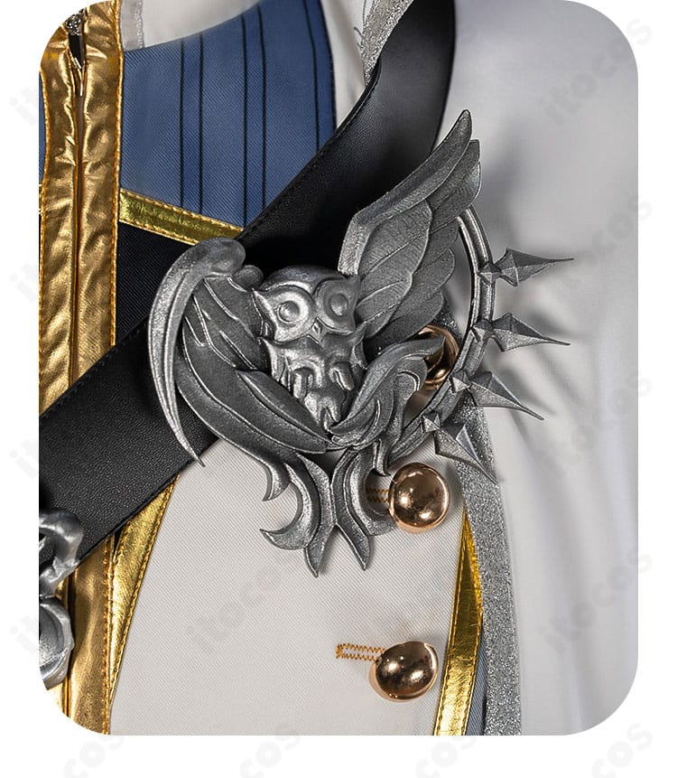 胸飾りの造形と固定方法が分かるクローズアップ。