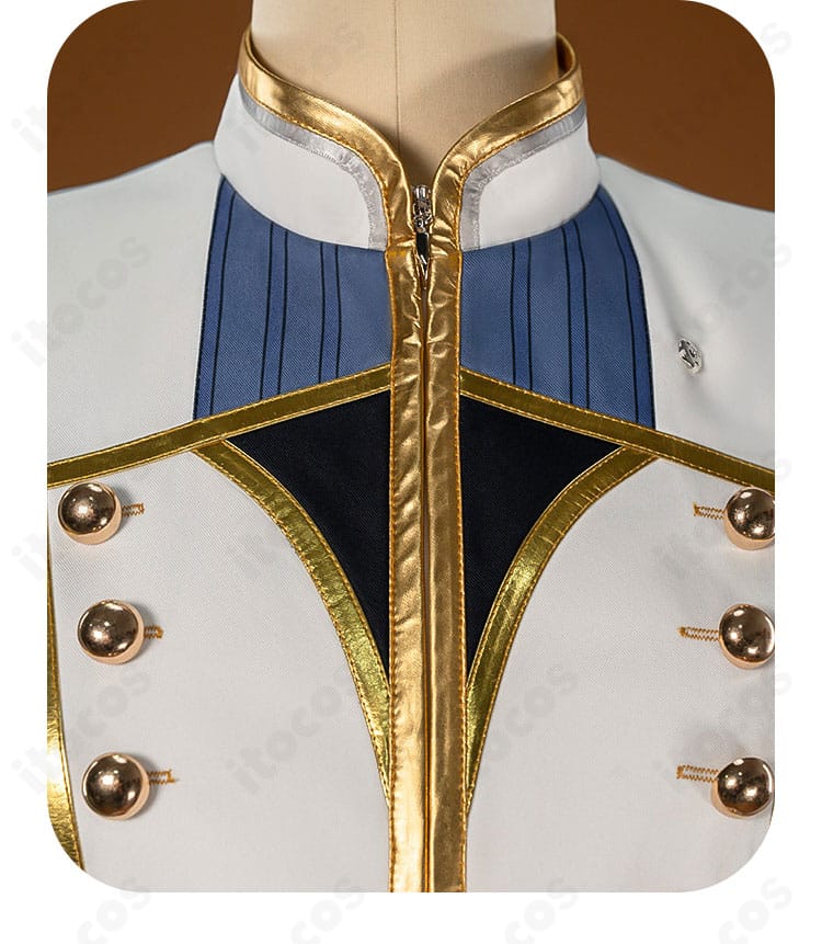 襟元の装飾と留め具ディテール。金属調パーツの質感が分かる近接。