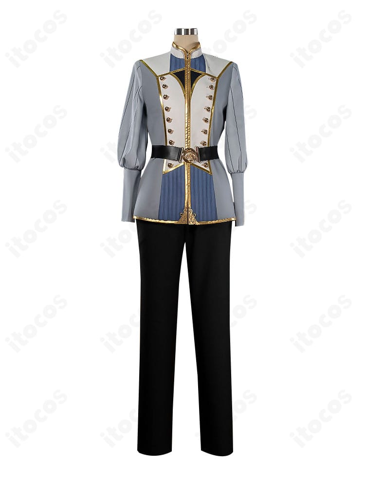 装飾ディテールの近接。斜めストラップや金属調パーツの質感を強調。