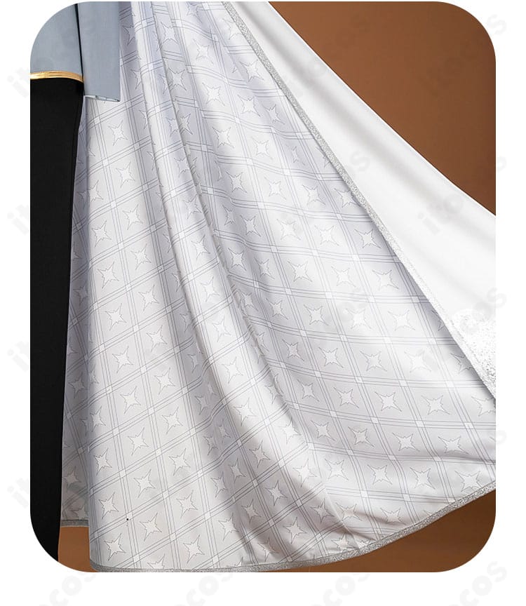 マントの留め具と肩口の落ち感、裏地の光沢を見せるディテール。