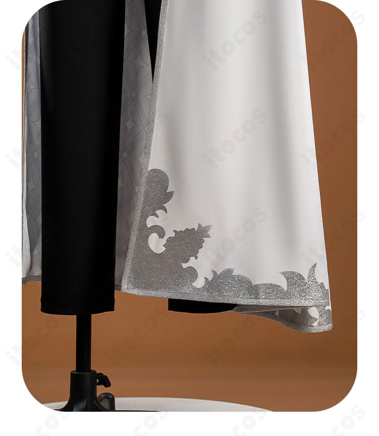 ズボンの裾と上着裾の重なり、縫製のステッチラインを確認できる画像。