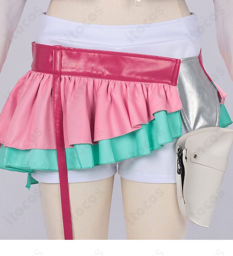 スカート裾の装飾ディテール。縫い目とヘムラインの仕立てを示す拡大写真。