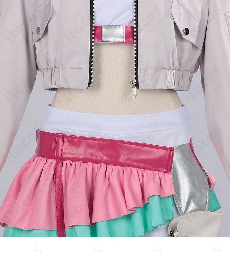 腰ベルトの装飾と留め具のアップ。軽量化された造作と質感が分かる詳細。