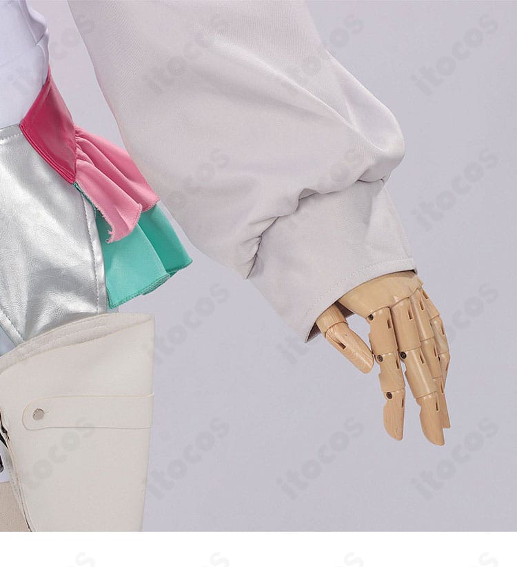 袖口の装飾とカフ部分の縫製。シワ感とボタン位置が確認できるクローズアップ。