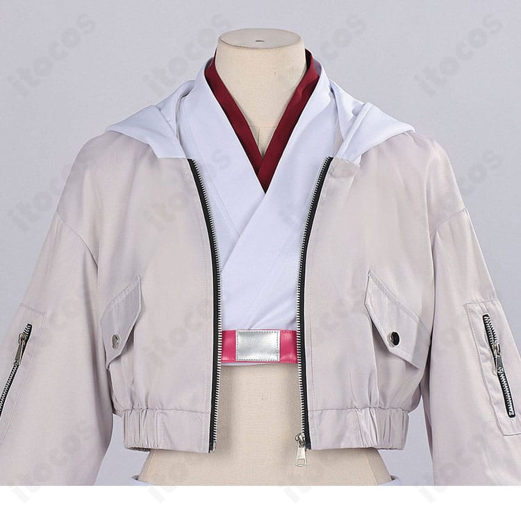 インナーとコートの襟元ディテール。装飾と縫製の仕上げを示すクローズアップ。