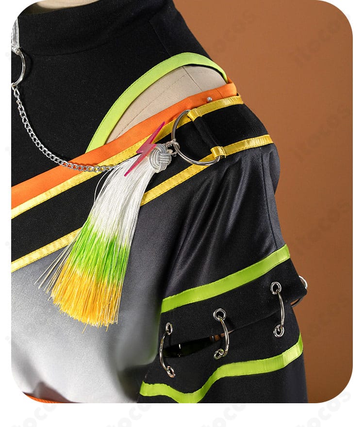 肩から袖にかけてのエポレット風装飾と留め具のアップ