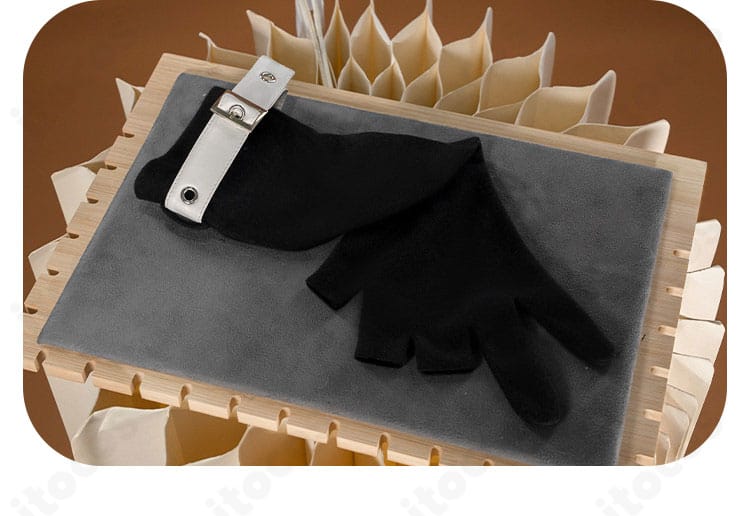 手袋の素材感と装飾の配置、手首周りのフィット感