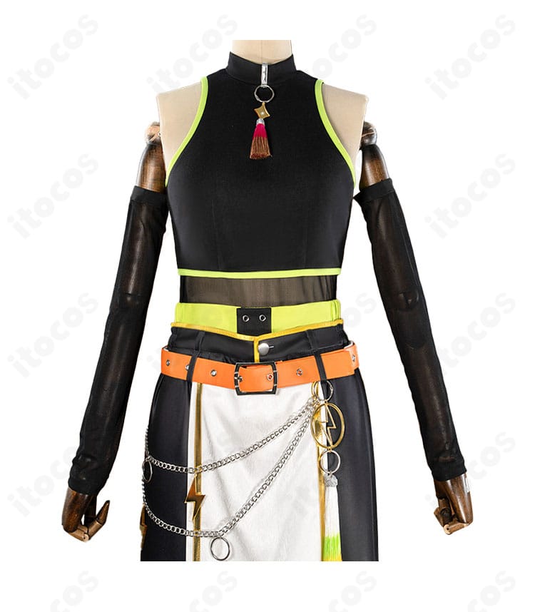 上衣の胸元装飾とメタルパーツの固定方法のクローズアップ