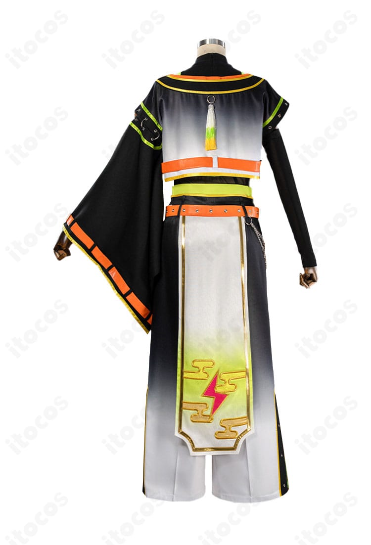 背面のシルエットと背中心の開閉仕様、腰布の落ち感