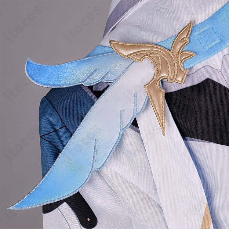 原神 旅人・空 コスプレ衣装の背肩装飾クローズアップ。ステッチと金属風パーツ