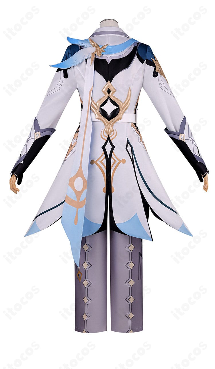 原神 旅人・空 コスプレ衣装の背面。コートの裾の広がりと背面装飾の配置