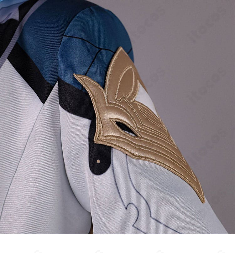 原神 旅人・空 コスプレ衣装の肩・袖ディテール。エッジのパイピングと装飾固定