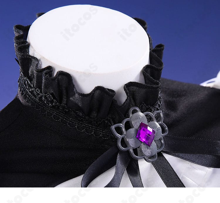 襟元と首飾りのデザイン・リボン装飾の近接