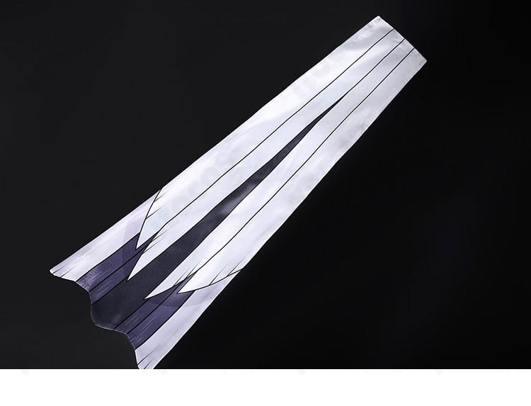 胸元・腰周りの飾り物の質感とディテール