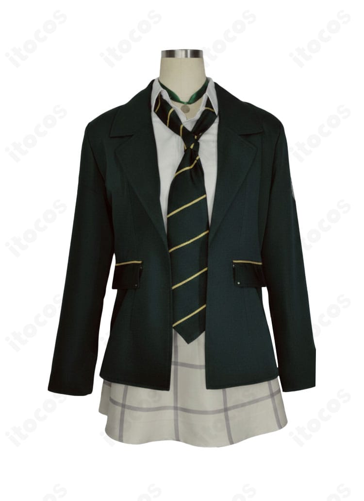 若狭フユ 制服コスプレの背面シルエットとコート丈が分かる角度の写真