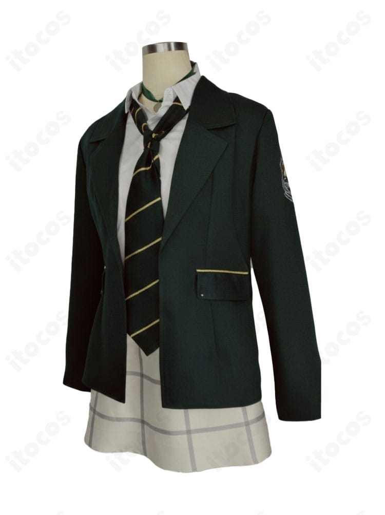 襟元・ネクタイ・チョーカーのディテールを強調した若狭フユ 制服コスプレの近接写真