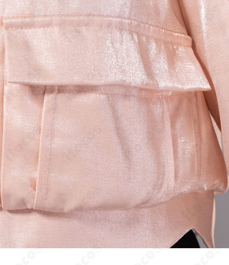 コート裾の落ち感と直線的ラインを示すイメージ。動きのあるポージングに対応。