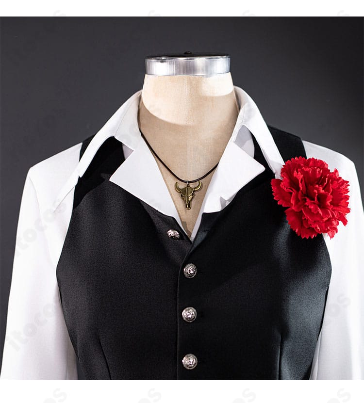 闘牛士衣装の襟元とネックレス・胸飾りディテールの近接写真