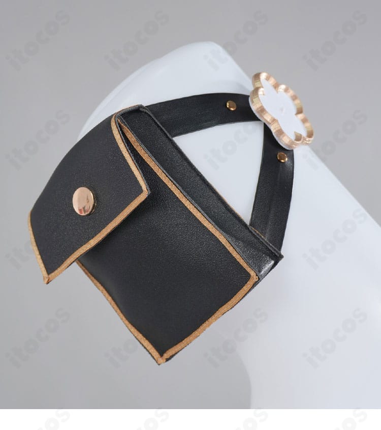 パンツの腿部装飾ディテールとステッチワークのアップ