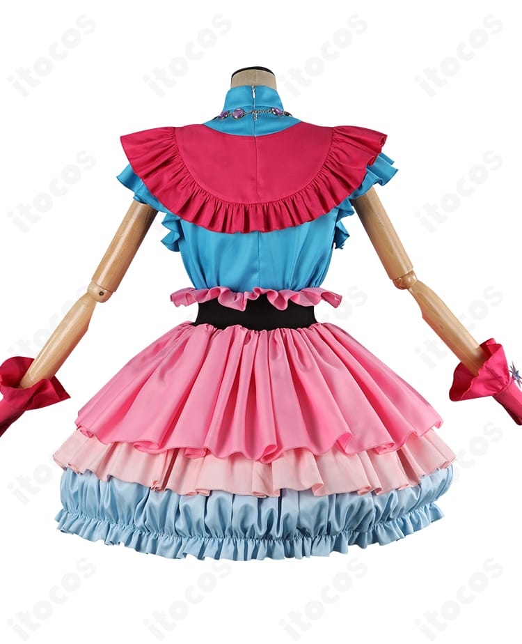 【推しの子】星野アイ 第3期ステージ衣装 背面スタイル。トップスとスカートのラインが分かる後ろ姿