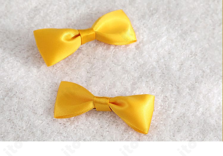 フロントリボン装飾の形状と留め位置のクローズアップ