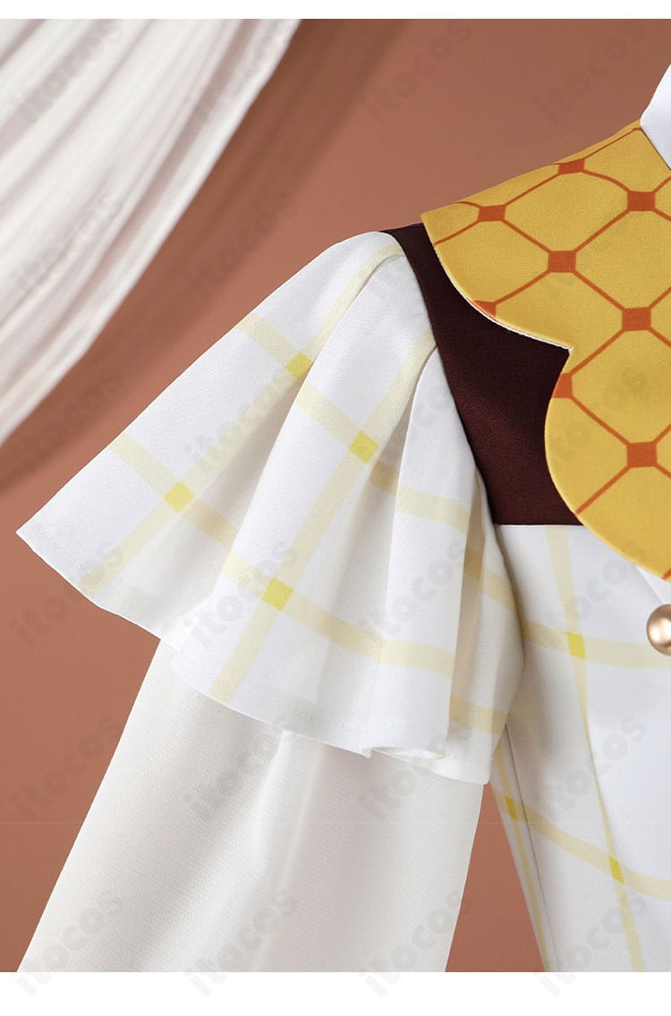 肩から袖にかけての装飾・切替デザインのクローズアップ