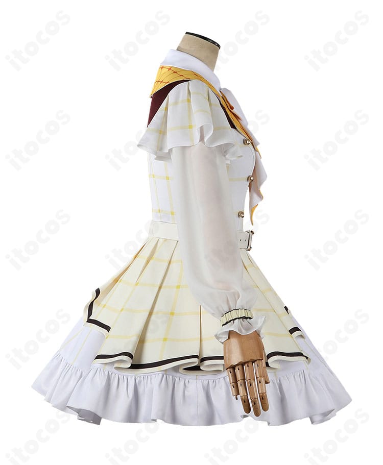 右袖の装飾ディテール(トリム・パーツ配置)のクローズアップ