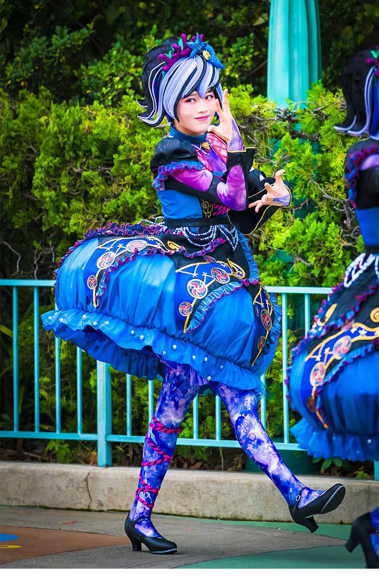 モデル右向き着用の参考画像|アースラ ダンサー風コスチュームの側面ラインとハリ感