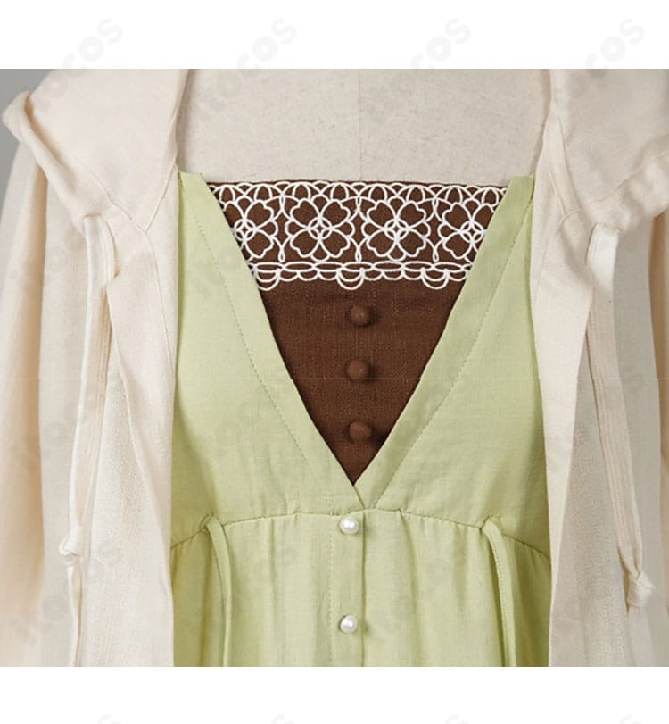 襟元の装飾とカーディガンの合わせ部分のアップ。清楚な印象の首まわりを再現。